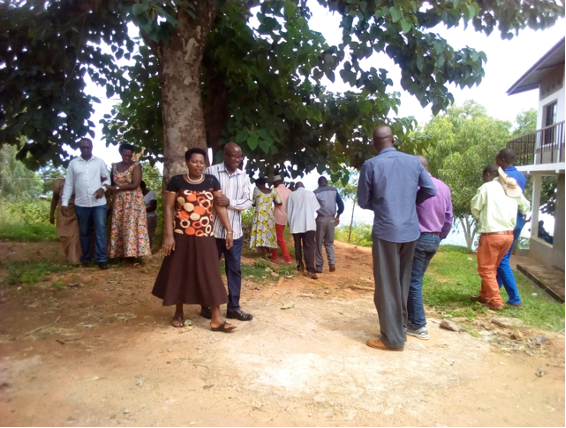 Das Bild zeigt einen Workshop zur Trauma-Heilung in Burundi.