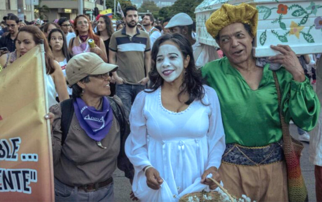 Das Bild zeigt eine Demonstration in Medellín,