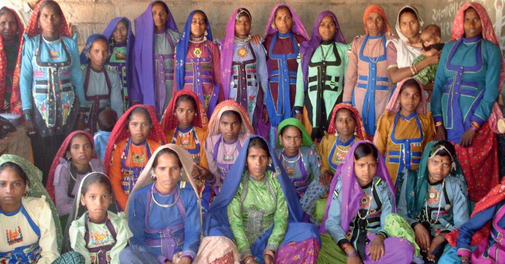 Hier ist Bild 2 zu sehen sein. Es zeigt Frauen der indigenen Gemeinschaften in Banaskantha