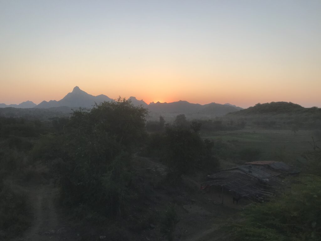 Bild 3 zeigt eine Landschaft im Distrikt Banaskantha, Gujarat, mit Blick auf den Berg Shankleshwari