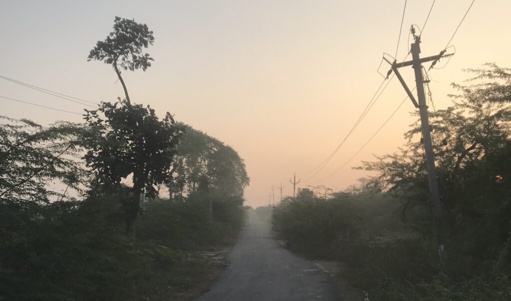 Hier sollte Bild 4 zu sehen sein. Es zeigt die Straße in Banaskantha, an der der Samvedana Trust seinen Sitz hat