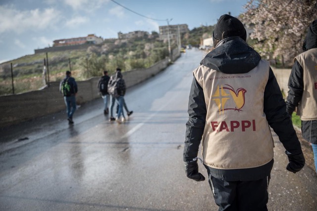 Hier ist Bild 2 zu sehen. Es zeigt eine Gruppe der Ökumenischen Begleitprogramms (EAAPI), die Kinder auf ihrem Weg zur Schule in Tuqu, Westbank begleitet.