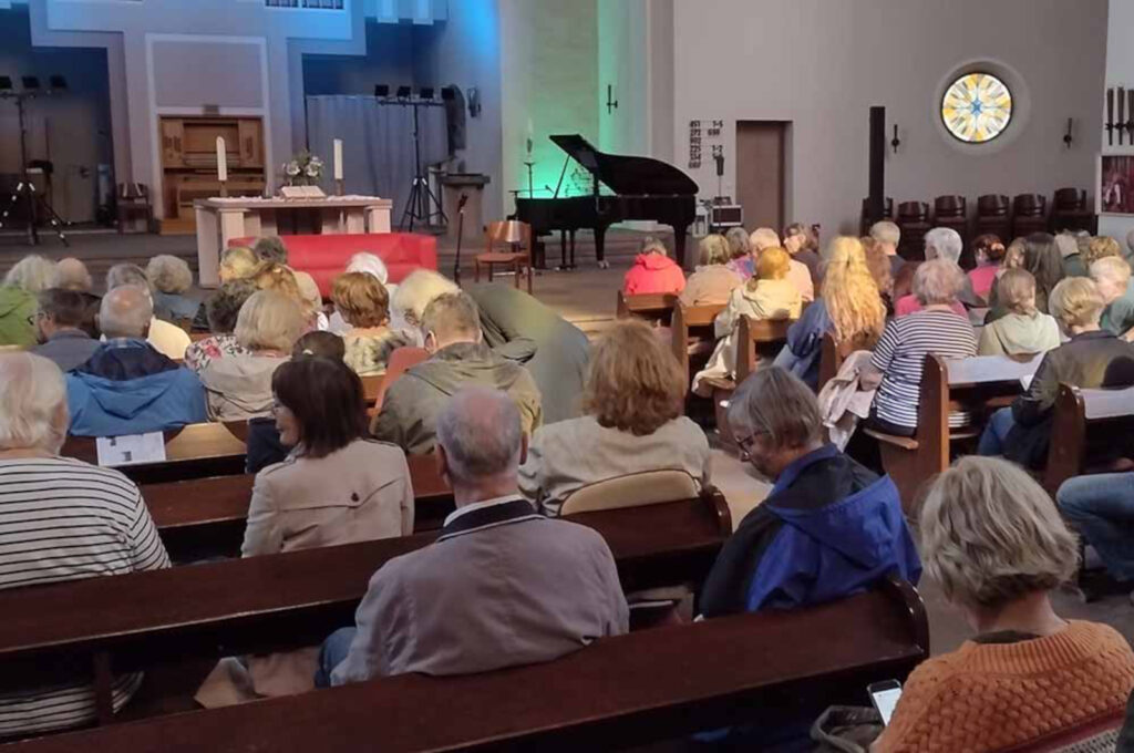 Das Bild zeigt das Publikum auf der Veranstaltung der Combattants for Peace in der Dortmunder Pauluskirche.