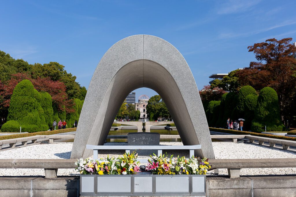 Das Foto 1 zeigt das sogenannte Kenotaph, das Ehrengrabmal, im Friedengedenk-Park von Hiroshima.