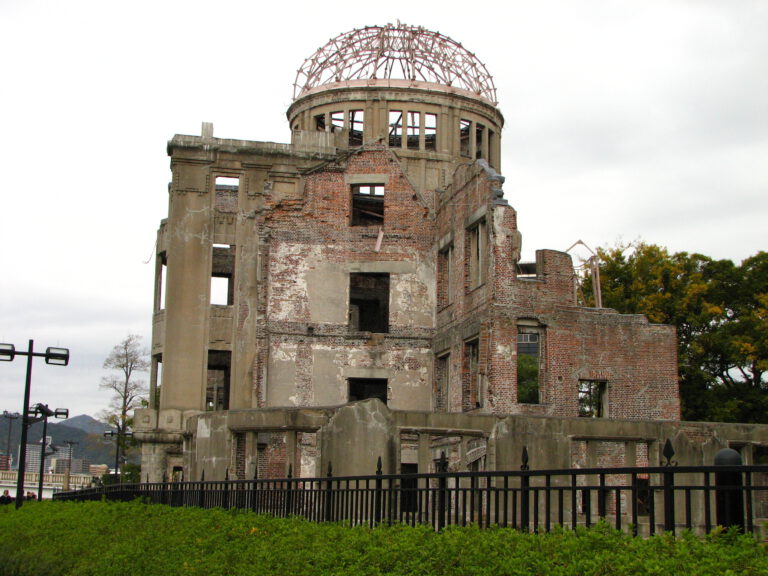 Das Titelbild zeigt das Friedensdenkmal in Hiroshima, den Genbaku-Dom