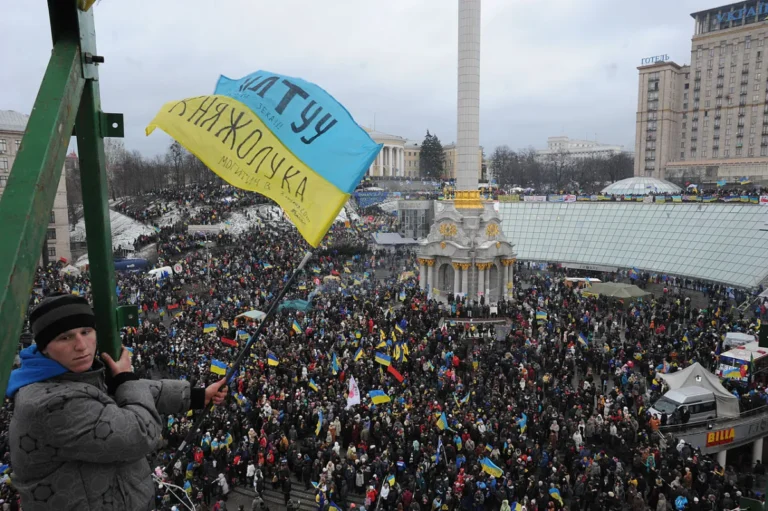 Das Titelbild zeigt viele Protestierende auf dem Maidan-Platz in Kiew 2013