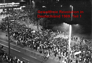 Hier ist das Titelbild zu sehen. Es zeigt Teilnehmende an einer der Montagsdemonstrationen in Leipzig im Oktober 1989