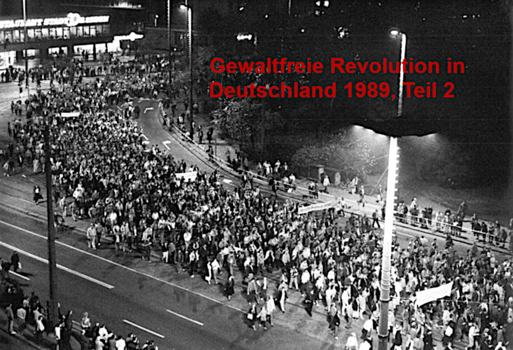 Hier ist das Titelbild zu sehen. Es zeigt Teilnehmende an einer der Montagsdemonstrationen in Leipzig im Oktober 1989