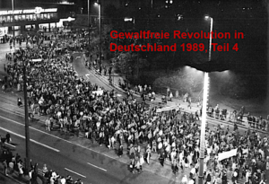 Hier ist das Titelbild zu sehen. Es zeigt Teilnehmende an einer der Montagsdemonstrationen in Leipzig im Oktober 1989
