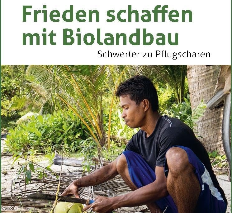 Hier ist Bild 1 zu sehen. Es zeigt das Buchcover von „Frieden schaffen mit Biolandbau. Schwerter zu Pflugscharen“.