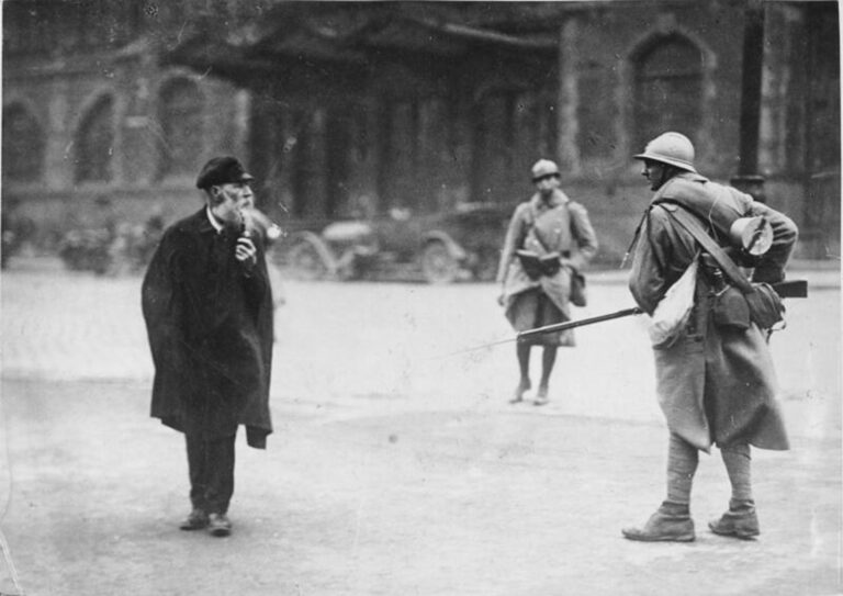 Hier ist das Titelbild zu sehen. Es zeigt einen deutschen Zivilisten und einen französischen Besatzungssoldaten mit Gewehr auf dem Platz vor dem Essener Hauptbahnhof 1923.