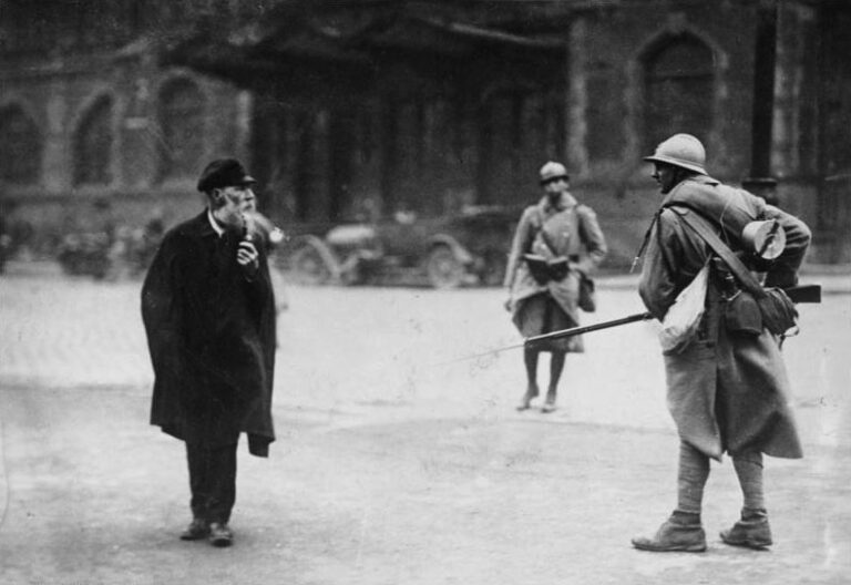 Hier ist das Titelbild zu sehen. Es zeigt einen deutschen Zivilisten und einen französischen Besatzungssoldaten mit Gewehr auf dem Platz vor dem Essener Hauptbahnhof 1923.