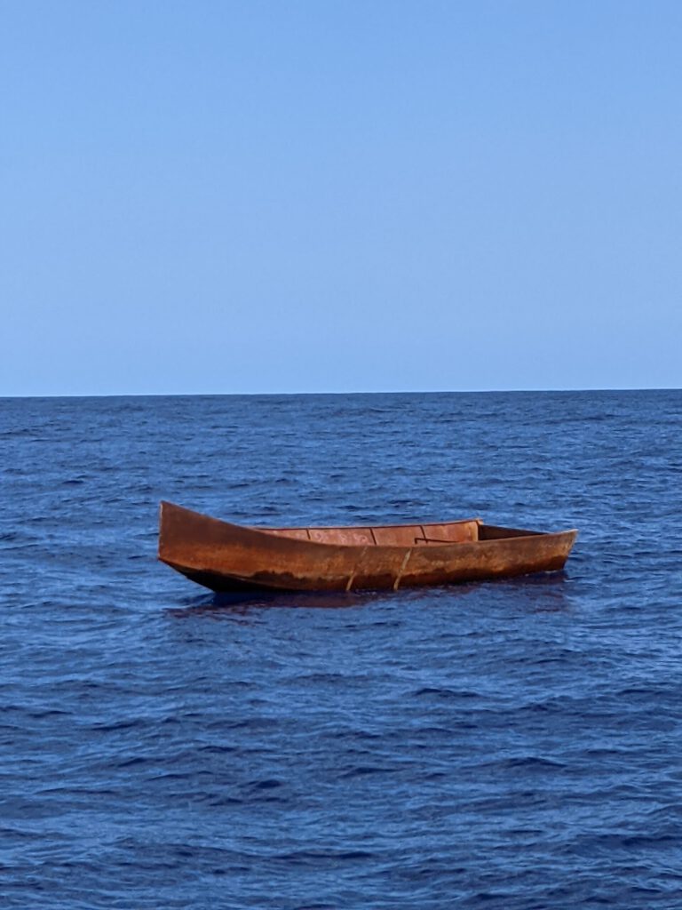 Das Bild zeigt ein leeres Metallboot auf dem Mittelmeer.