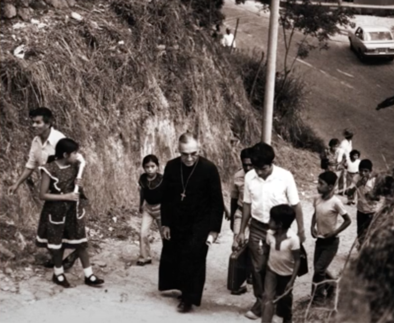 Óscar Romero bei den Menschen
