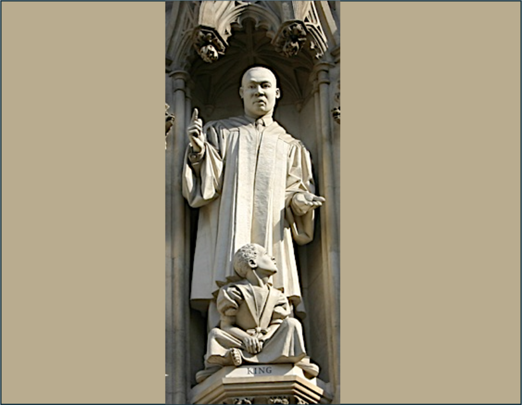 Dr. Martin Luther King als Märtyrer am Westportal der Westminster Abbey in London. Skulptur von Tim Crawley.