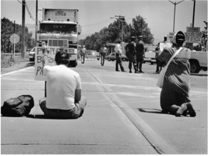 David Hartsough (links) blockiert mit Dorothy Granada (rechts) einen mit Waffen beladenen Lastwagen an der Concord Marine Station im Juni 1987