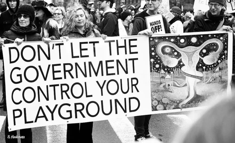 „Lass nicht zu, dass die Regierung deinen Spielplatz kontrolliert!“. New York, 5. April 2025, Demo gegen Trumps Angriff auf die Menschenrechte.