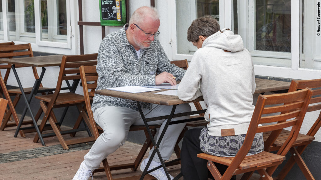 Teilnehmende des Workshops beim Tüfteln