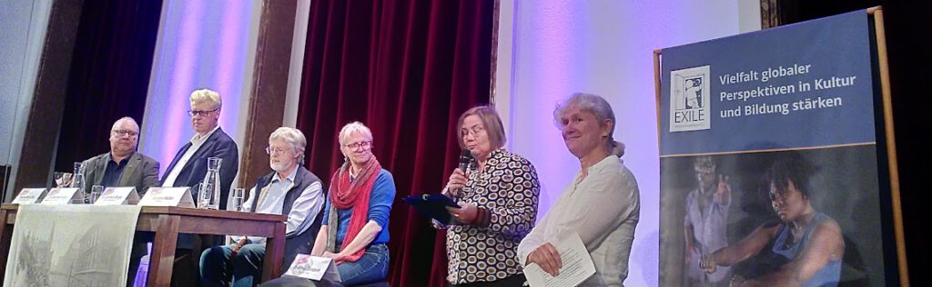 Podium mit Thomas Mämecke, Christian Kromberg, Eberhard Bürger und Dr. Barbara Müller sowie als Vertreterin der Veranstalter Dodo Schulz (Exile e.V.) und die Moderatorin des Politischen Salons, Ursula Garczarek von Wehrhaft ohne Waffen – Modellregion Essen