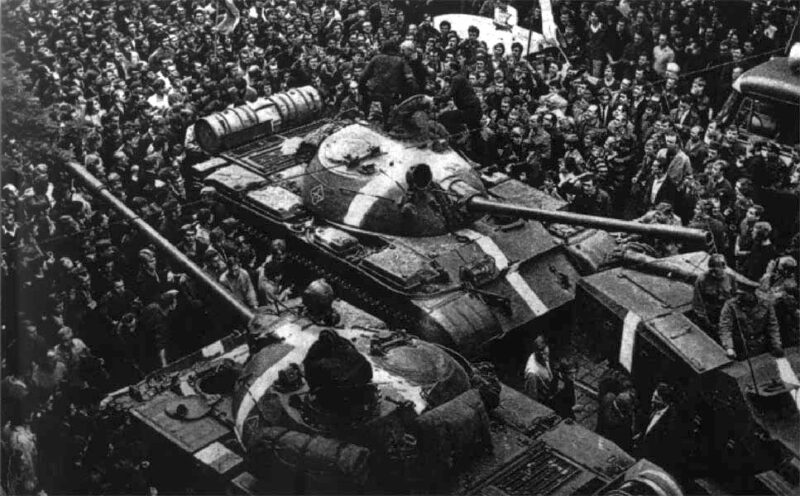 Prager Bürger*innen umstellen russische Panzer im August 1968