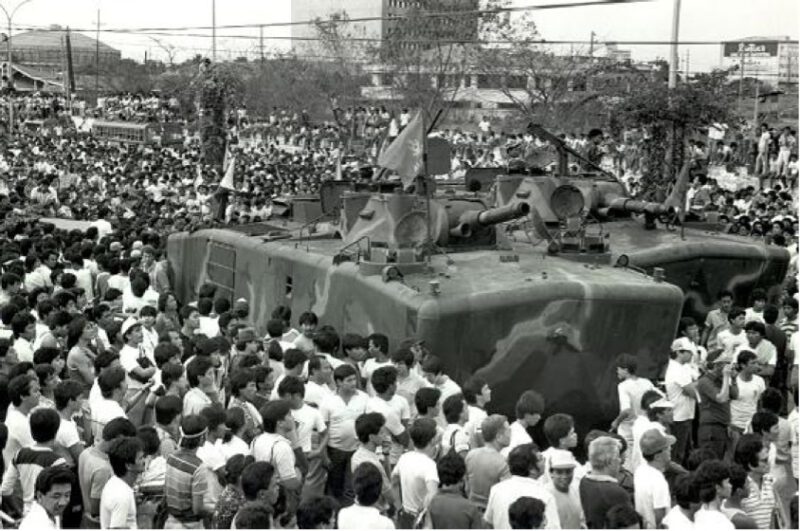 Bevölkerung umringt Panzer in Manila 1986