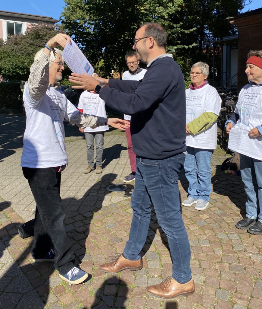 Traugott Fünfgeld erhält das Plakat als Dank für sein Engagement