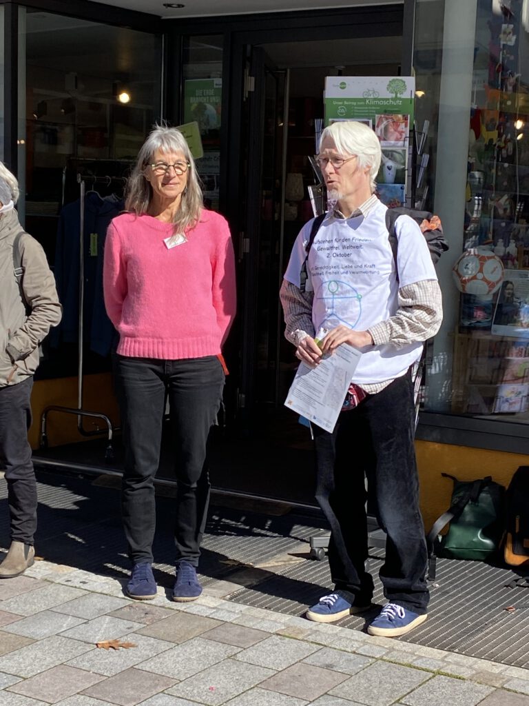 Christine Junker vom Weltladen Regentropfen vor dem Laden