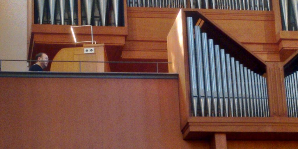 Traugott Fünfgeld an der Orgel