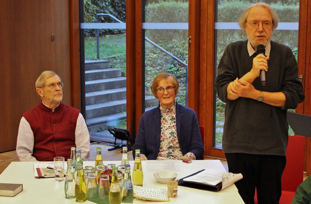 Pfr. i.R. Zywitz begrüßt de Teilnehmenden