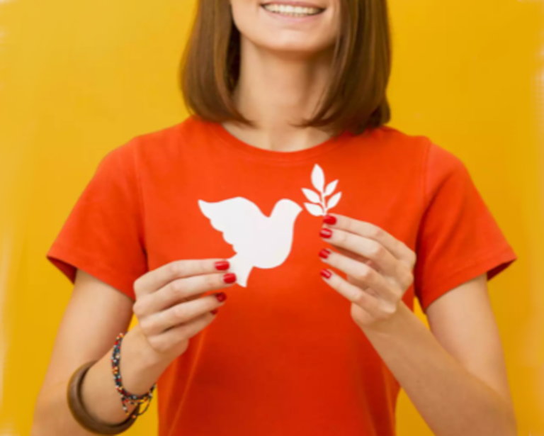 Frau mit Friedens-T-Shirt