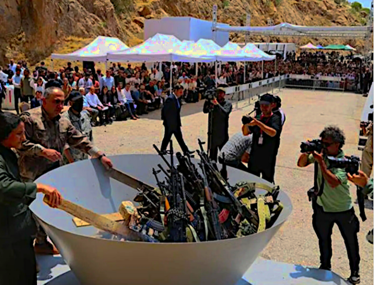 Verschrottung von Waffen der PKK am 11. Juli im kurdischen Gebiet des Irak.