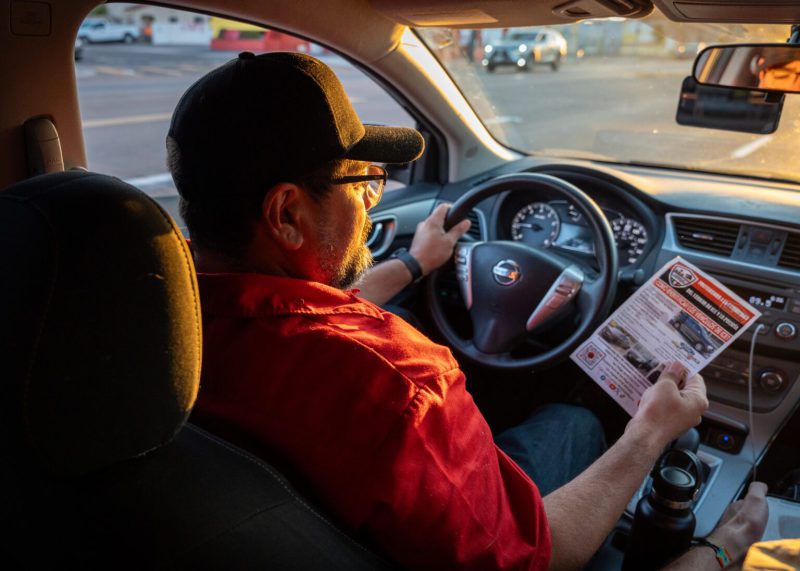 Während seiner morgendlichen Patrouille hält Benjamin Prado einen Flyer von UdB in der Hand, auf dem Instruktionen stehen, woran man ein Auto der ICE erkennen kann.
